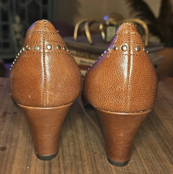 AEROSOLES Cognac brown leather open toe pumps. Gold studs. Size 7.5 - Picture 6 of 10
